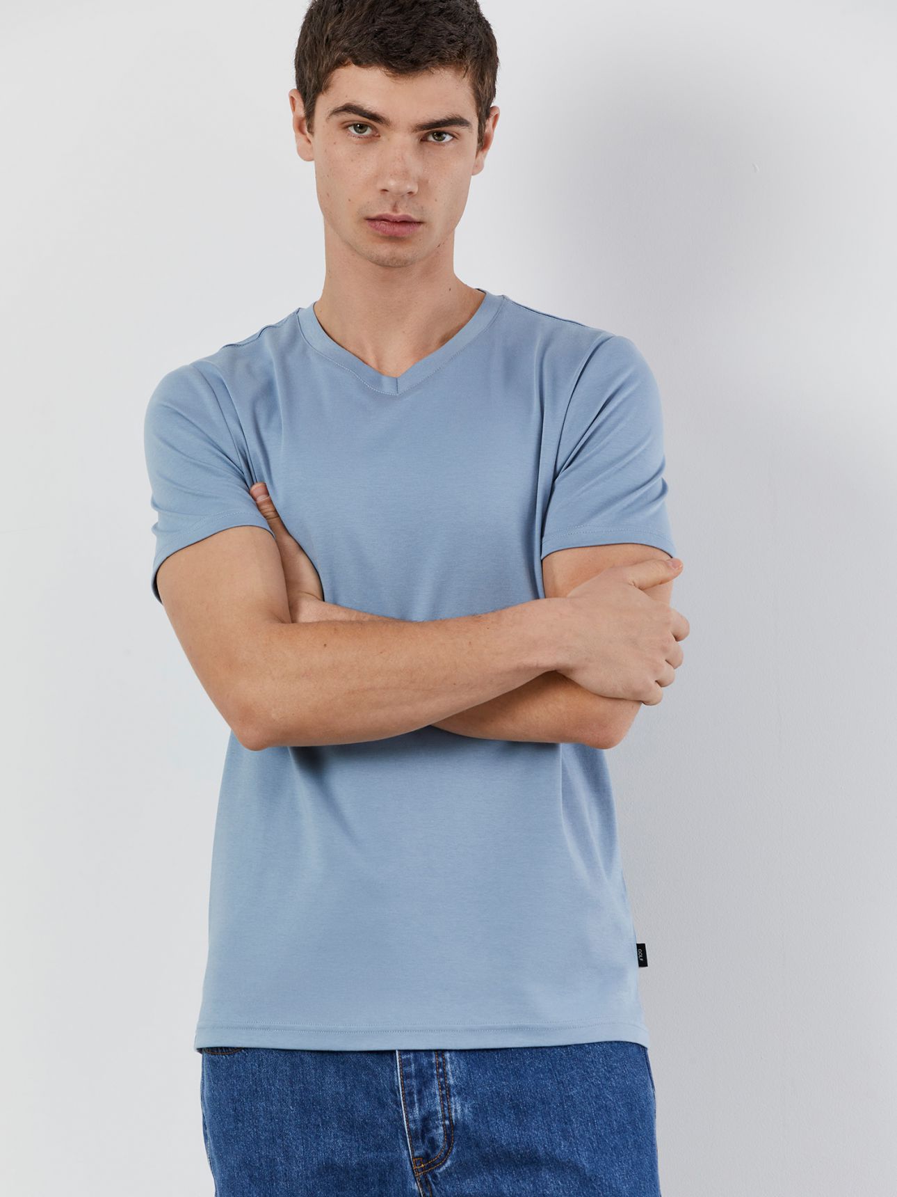 טי שירט פרימיום מפתח וי שרוול קצר