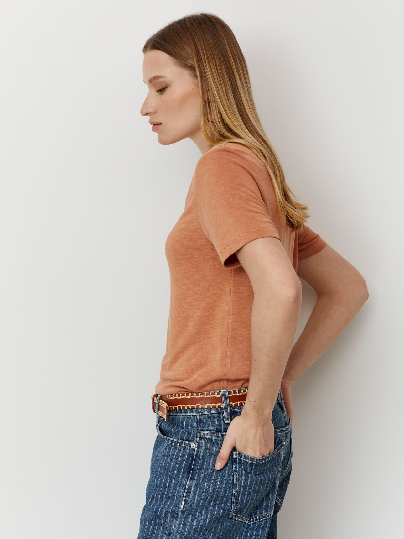 טי שירט מודל וי