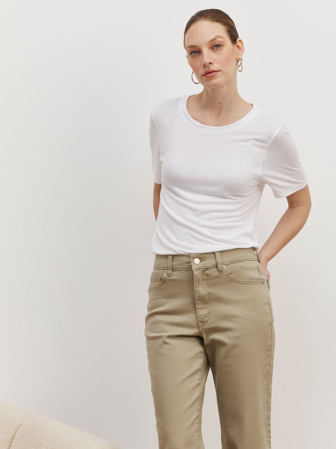 טי-שירט תערובת פשתן ומודל