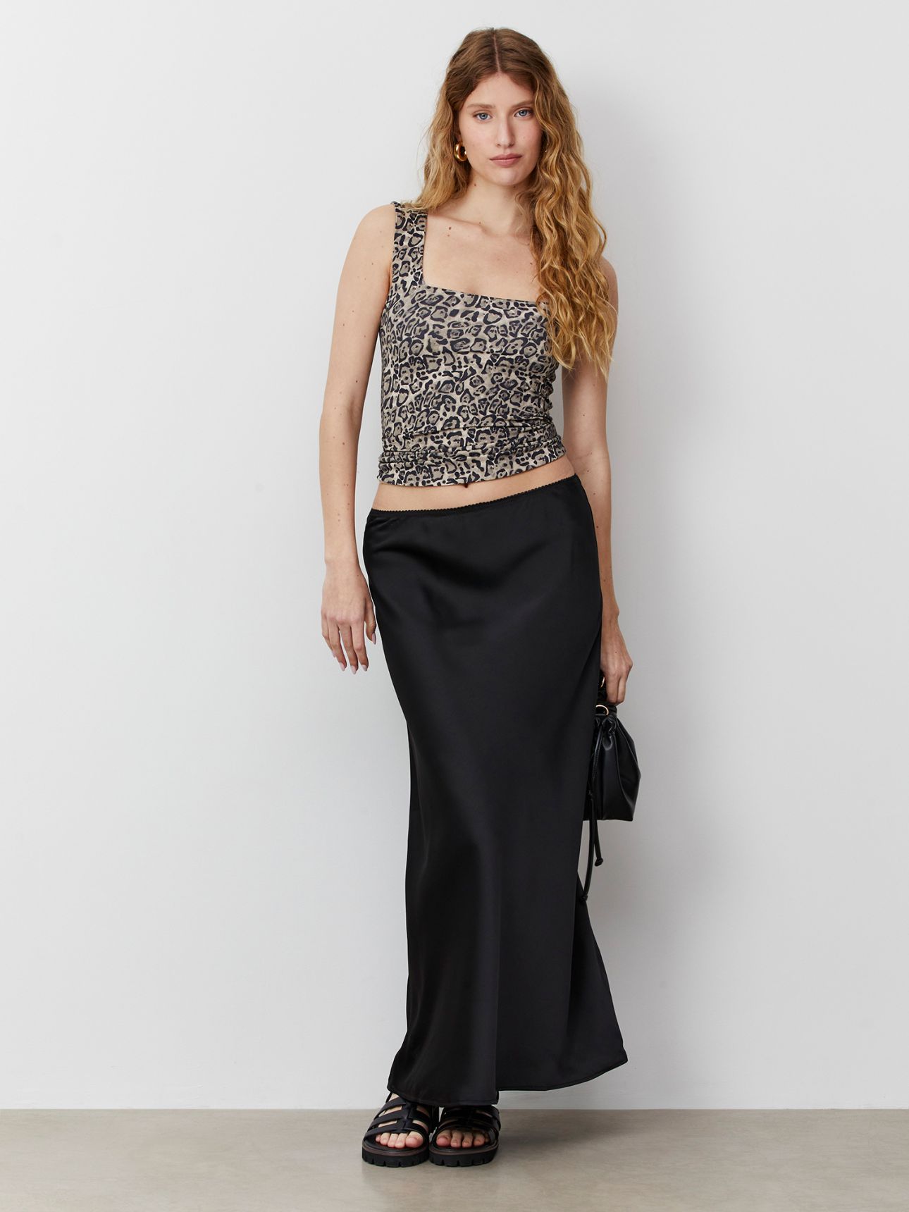 גופיה מנומרת עם מחשוף מרובע