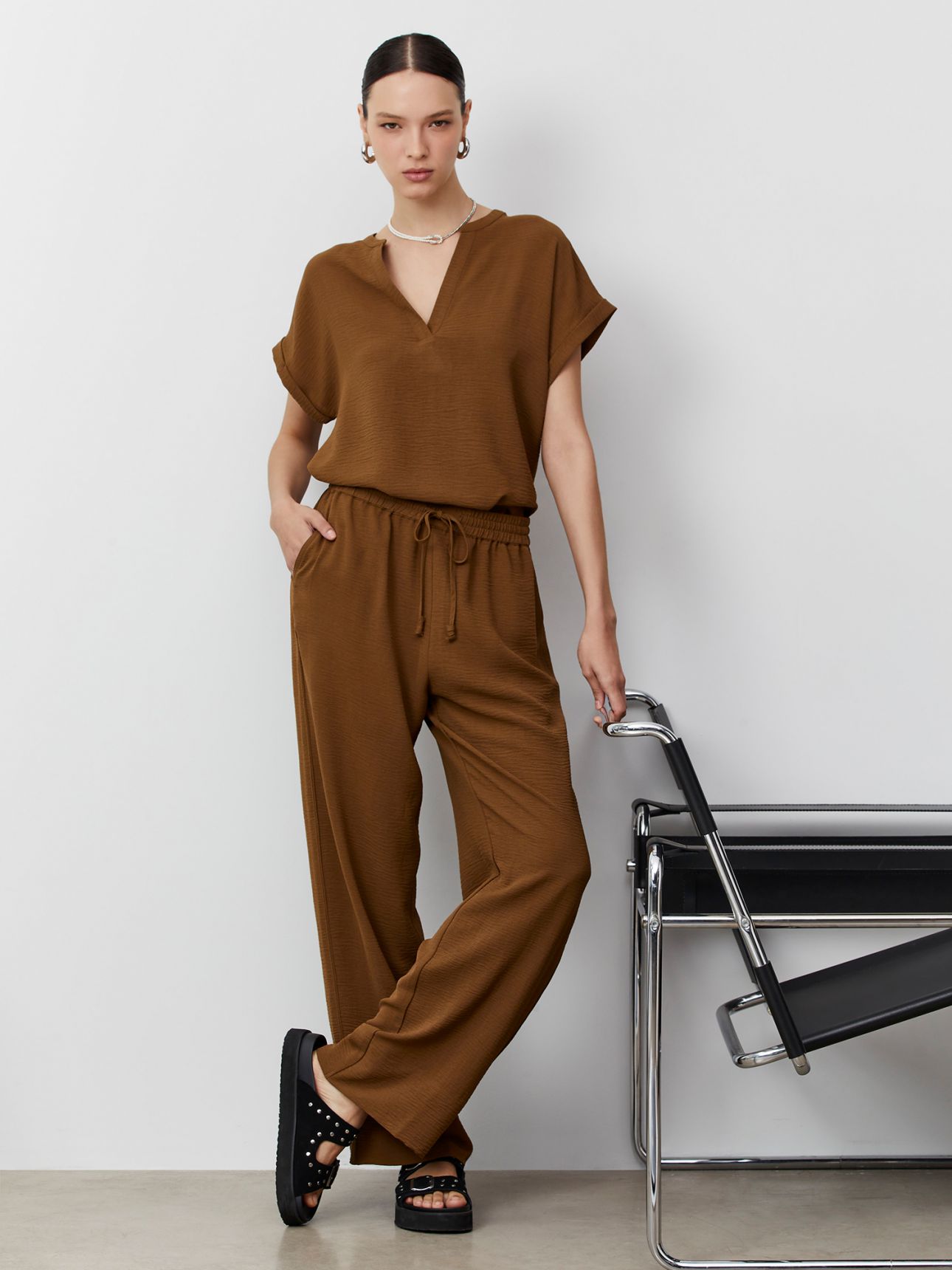 מכנסים עם טקסטורה ומותן אלסטית