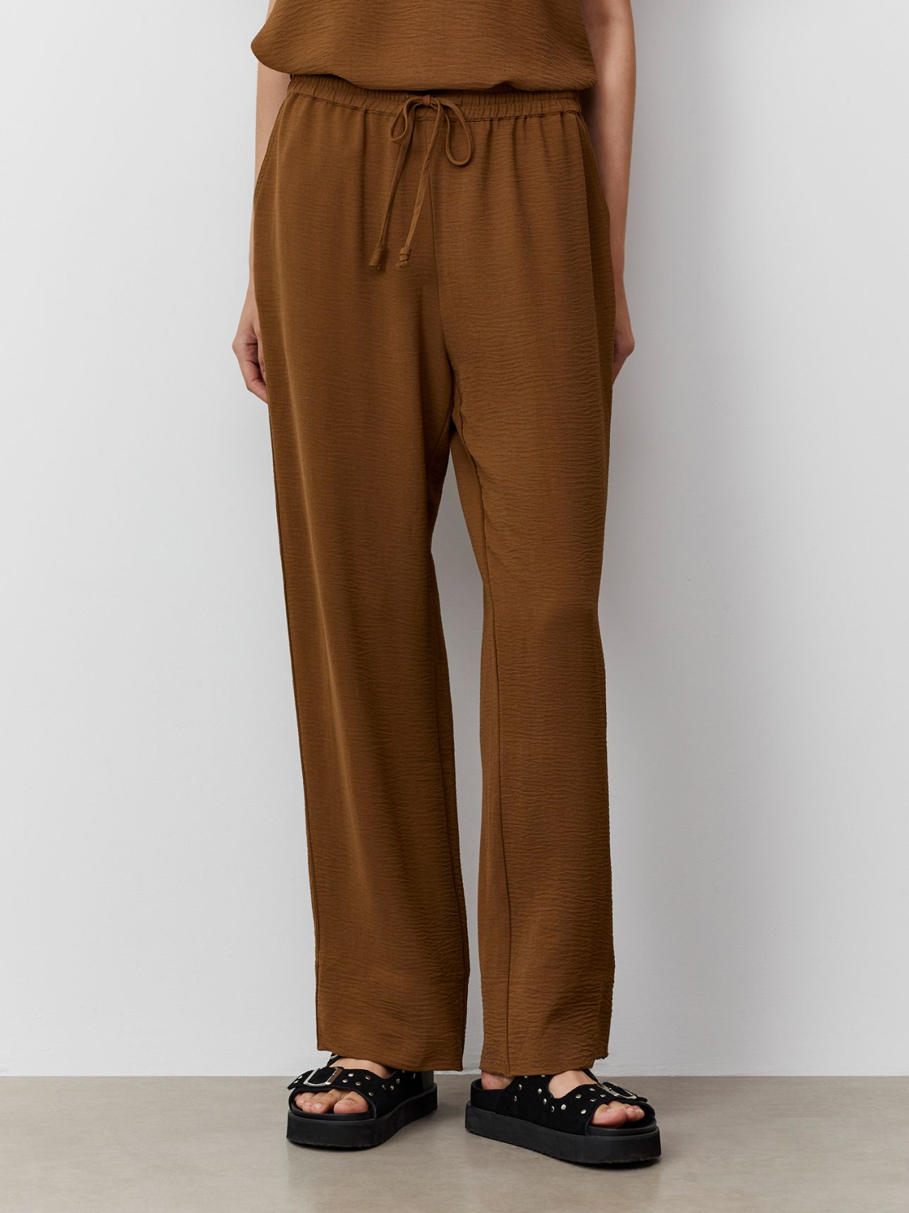 מכנסים עם טקסטורה ומותן אלסטית