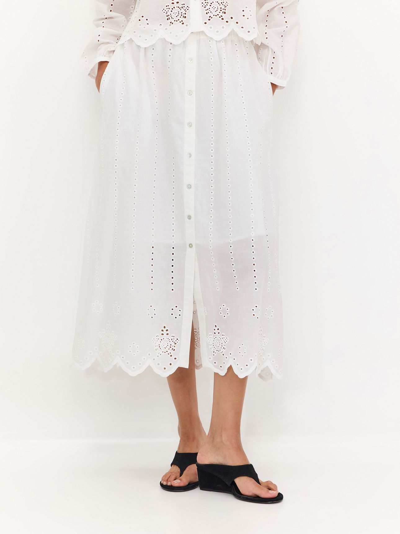 חצאית רקומה עם כפתורים