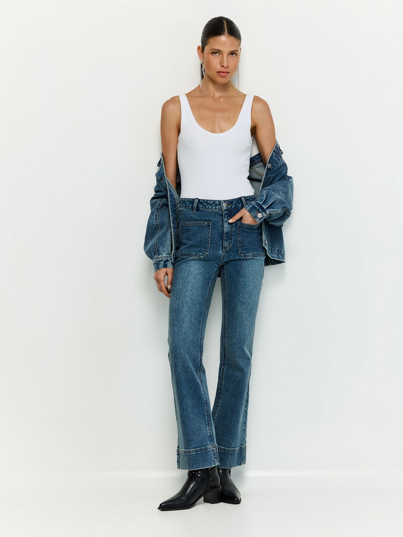 ג’ינס BOOTCUT עם כיסים קדמיים