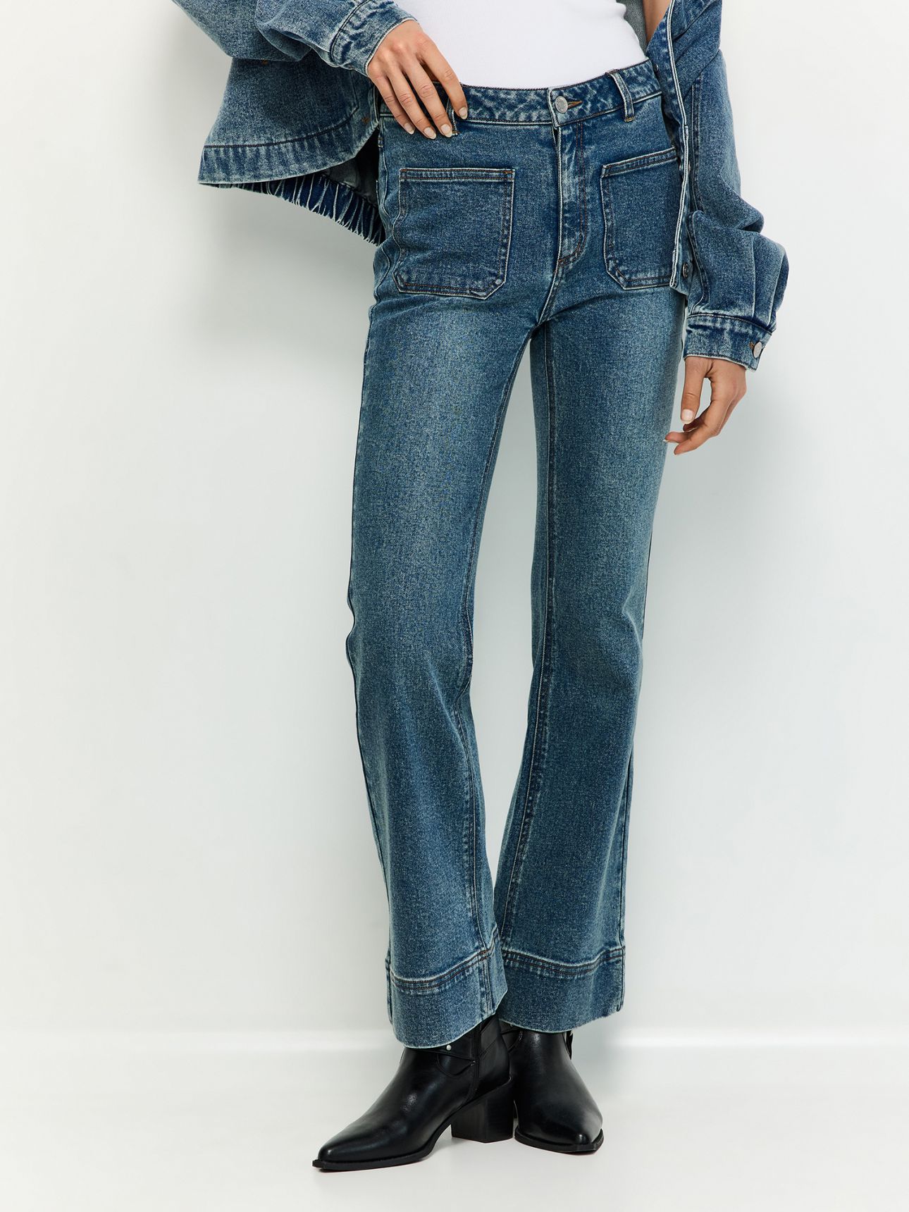 ג’ינס BOOTCUT עם כיסים קדמיים