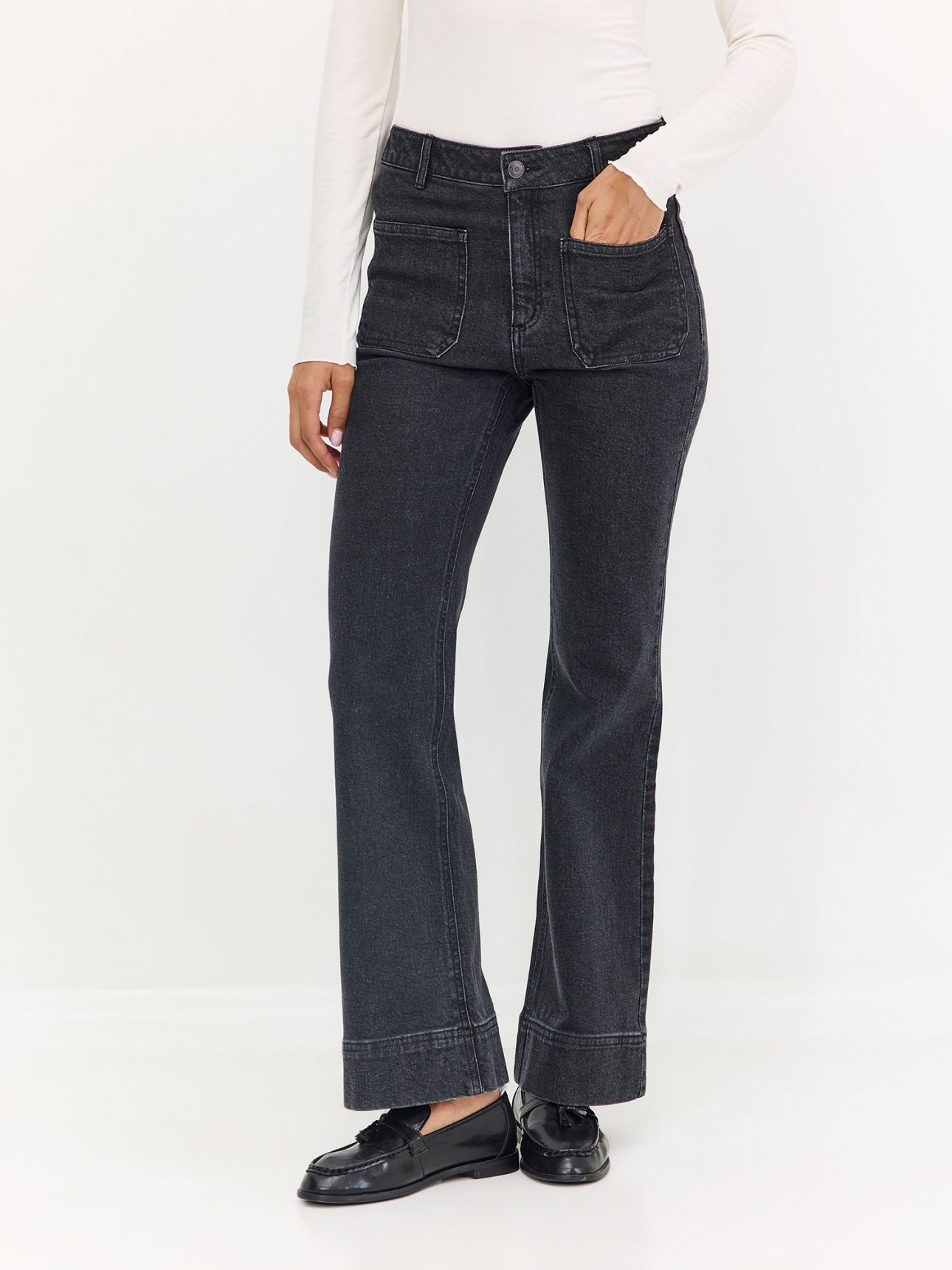 ג’ינס BOOTCUT עם כיסים קדמיים